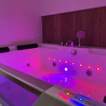 Gold Sleep We Wroclawiu Z Prywatnym Jacuzzi I Duzym Lozkiem شقة *